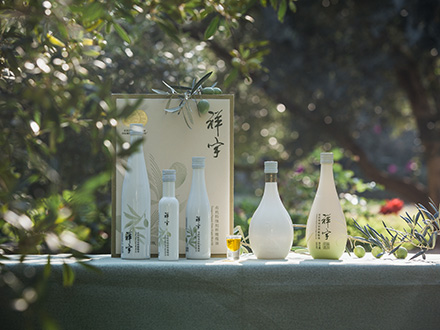 祥宇特級(jí)初榨橄欖油，純手工采摘、精選優(yōu)質(zhì)油橄欖鮮果，用意大利貝亞雷斯全自動(dòng)設(shè)備物理冷榨工藝，在鮮果采摘后8小時(shí)內(nèi)限時(shí)鮮榨而成。