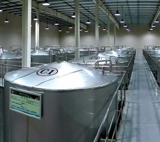 公司擁有都橄欖行業(yè)中亞洲最大的萬(wàn)噸標(biāo)準(zhǔn)化恒溫避光隔氧儲(chǔ)油庫(kù)，具備最佳的15℃-22℃低恒溫儲(chǔ)存環(huán)境。全部?jī)?chǔ)油罐采用食品級(jí)專(zhuān)用不銹鋼制作，采用..