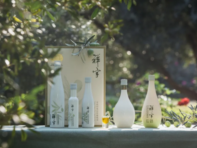 從甘肅隴南的青山幽谷，到一線(xiàn)城市的高端賣(mài)場(chǎng)；從一顆油橄欖在晨露中初綻的青澀，到一..